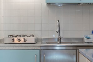 Refrigerador, microondas, parrilla de estufa y tetera eléctrica 