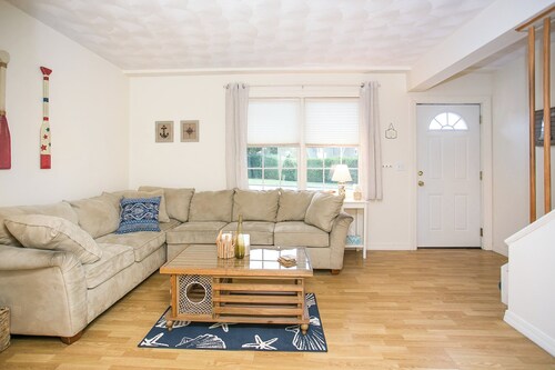 Charming 2-Bedroom Ocean View Condo- Prime Location