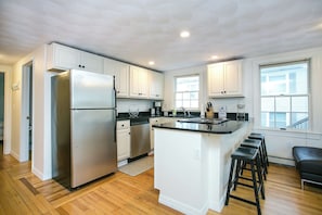 Kjøleskap, mikrobølgeovn, ovn og kokeplater