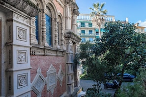 Un edifici amb detalls arquitectònics ornamentals, incloent columnes decoratives i talles complexes.