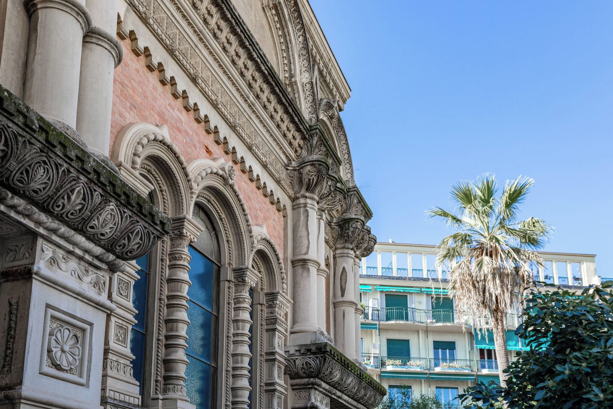 Un bâtiment à l’architecture classique, caractérisé par des colonnes, des arches et des détails soignés dans la maçonnerie.