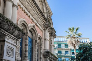 Un edificio de arquitectura clásica, con columnas, arcos y detallada ornamentación pétrea.