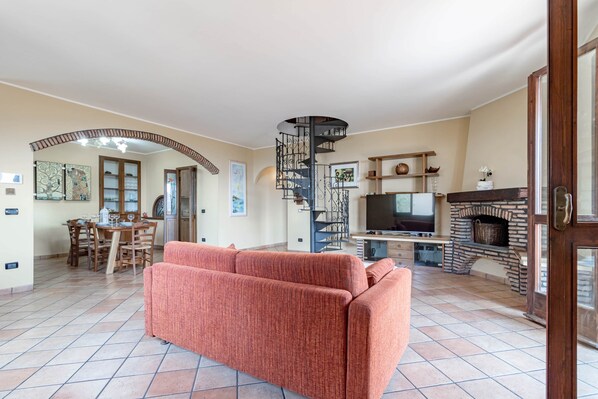 TV, fireplace