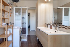 Hårtørrer, håndklæder, Toiletpapir