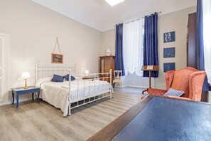A bedroom with a bed, bedside tables, a chair, a dresser, and curtains. - THE KINGDOM'S APARTMENT - Centro - Sanremo (Sanremo)