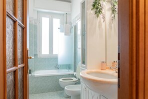 Hair dryer, towels - San Francisco House with View (Sanremo)