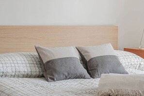 A bed with a headboard, two pillows, and a blanket. - CASA DEL SOLE - Parcheggio - Vista mare (Sanremo)
