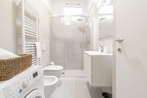 A modern bathroom with a toilet, bidet, and shower area. - CASA GIULIETTA - Sanremo (Sanremo)