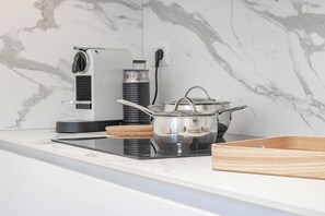 A kitchen with a modern stove, a kettle, and a pot on the counter. - CASA GIULIETTA - Sanremo (Sanremo)