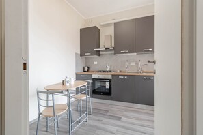 Fridge, oven, stovetop, electric kettle