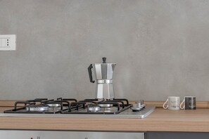 Kühlschrank, Ofen, Herdplatte, Kochgeschirr/Geschirr/Besteck