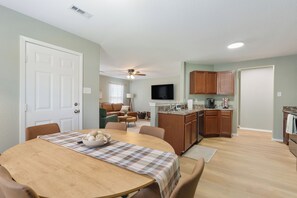 Interior - 3BR 2BA Pet-Friendly + Family Ready - Near LRAFB, Highspeed WiFi (Austin)