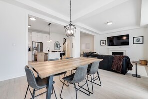 Dining - Family-Ready 4BR | Close to Trails, Shops & More (Oakville)