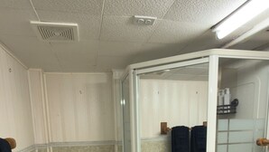 Une salle de bain comprenant des toilettes, une douche avec des parois en verre et un lavabo.