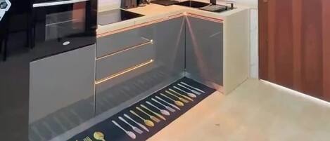 Deluxe Apartment, Balcony, City View | Private kitchen | Fridge, microwave, oven, stovetop