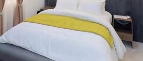 خزنة داخل الغرفة ومكتب ومساحة عمل للكمبيوتر المحمول وستائر تعتيم