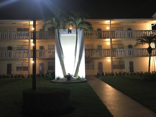 2-bedroom condo in Boca Raton with pool, clubhouse fitness, manned gate