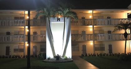 2-bedroom condo in Boca Raton with pool, clubhouse fitness, manned gate