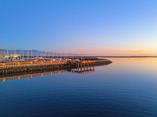 The Coastal Retreat, Scenic Harbor, Ocean Views, Walk to Beach, Restaurants