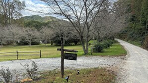 A gravel path leading to a cabin named 'Betty's Creek Cabin' with a wooden signpost. - Your Perfect Creekside Hideaway (Rabun Gap)