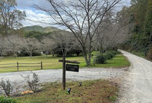 المنطقة المحيطة بالمنشأة