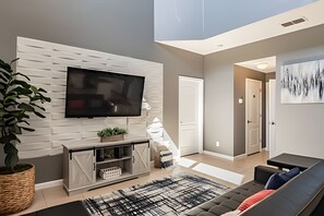 TV - Solterra 6BR, 4 enSuites, Pool & Game Room (Davenport)