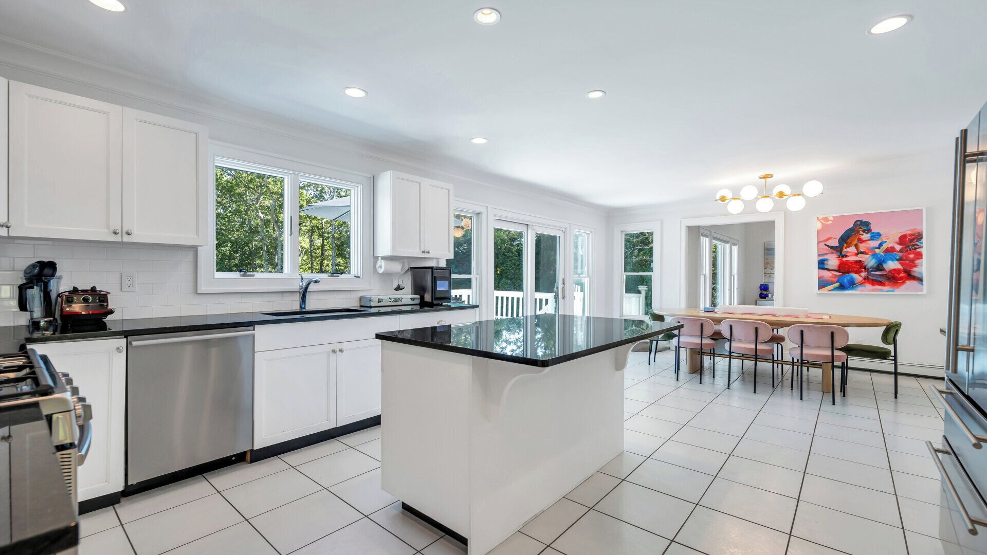 Microondas, horno, parrilla de estufa y cafetera y tetera 