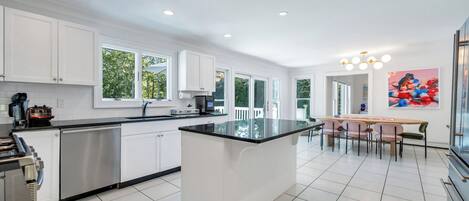 Microondas, horno, parrilla de estufa y cafetera y tetera