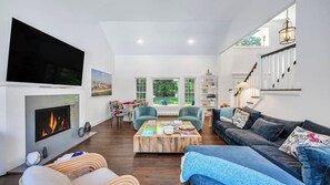 Fernseher, Kamin, Stereoanlage