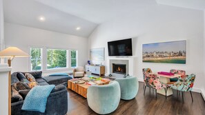 Fernseher, Kamin, Stereoanlage