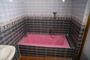 Deluxe Suite | Bathroom | Free toiletries, towels, soap, shampoo