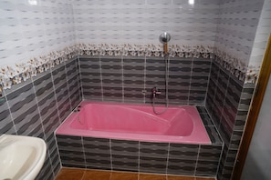 Deluxe Suite | Bathroom | Free toiletries, towels, soap, shampoo