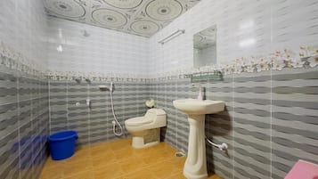 Suite Deluxe | Baño | Amenidades de baño gratuitas, toallas, jabón, shampoo
