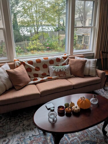 1880 Victorian apartment just renovated! Harbor views, central location. Parking