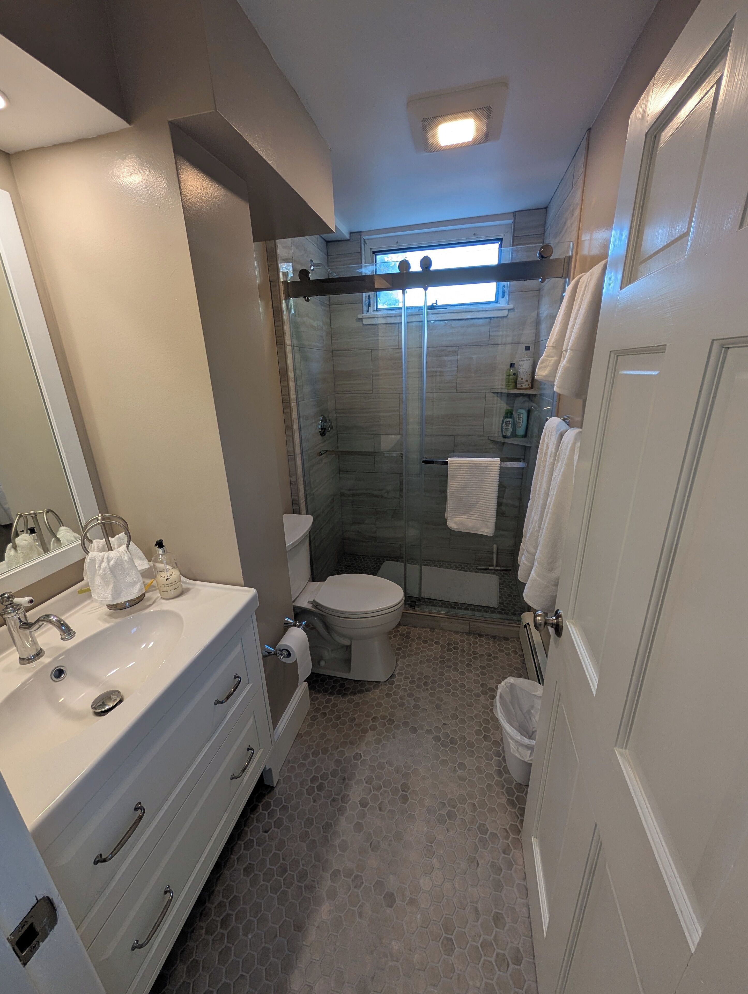 Douche, sèche-cheveux, serviettes fournies, savon