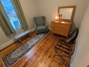 Interior - 1880 updated Victorian 1st floor. Harbor view. 20% off NEW special til 12/30/25. (Salem)