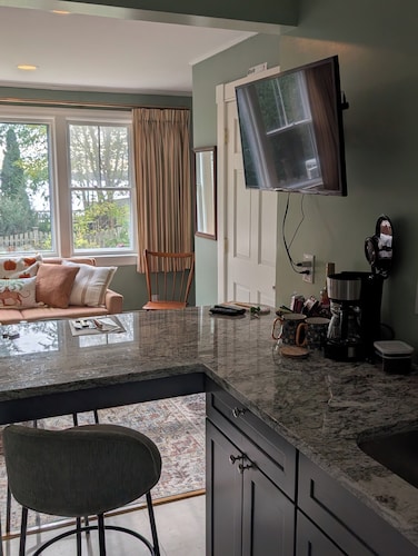 1880 updated Victorian 1st floor, water views