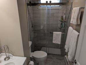 تجهيزات دش، مناشف، صابون، ورق حمّام