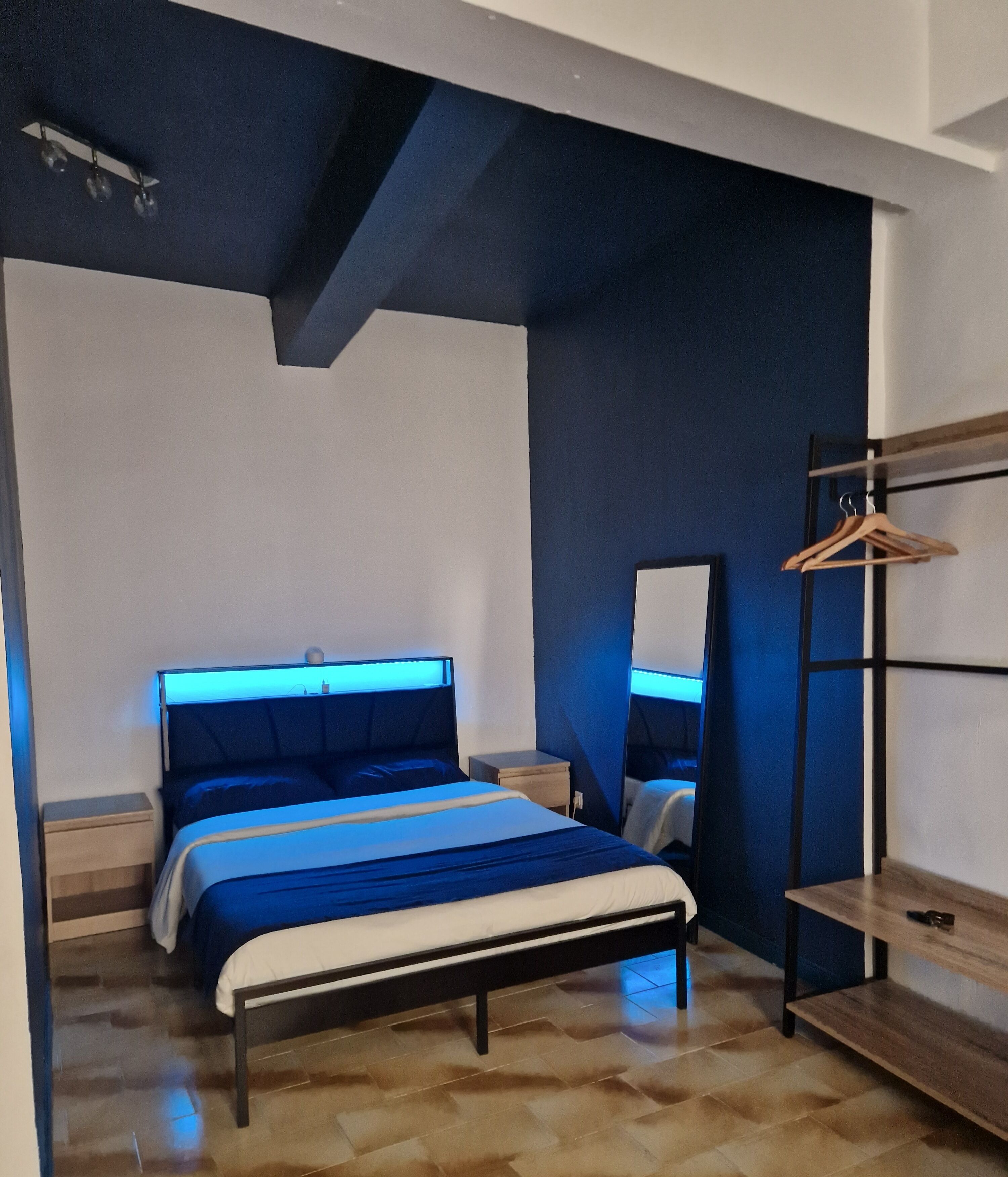 1 habitación, escritorio, tabla de planchar con plancha y ropa de cama 