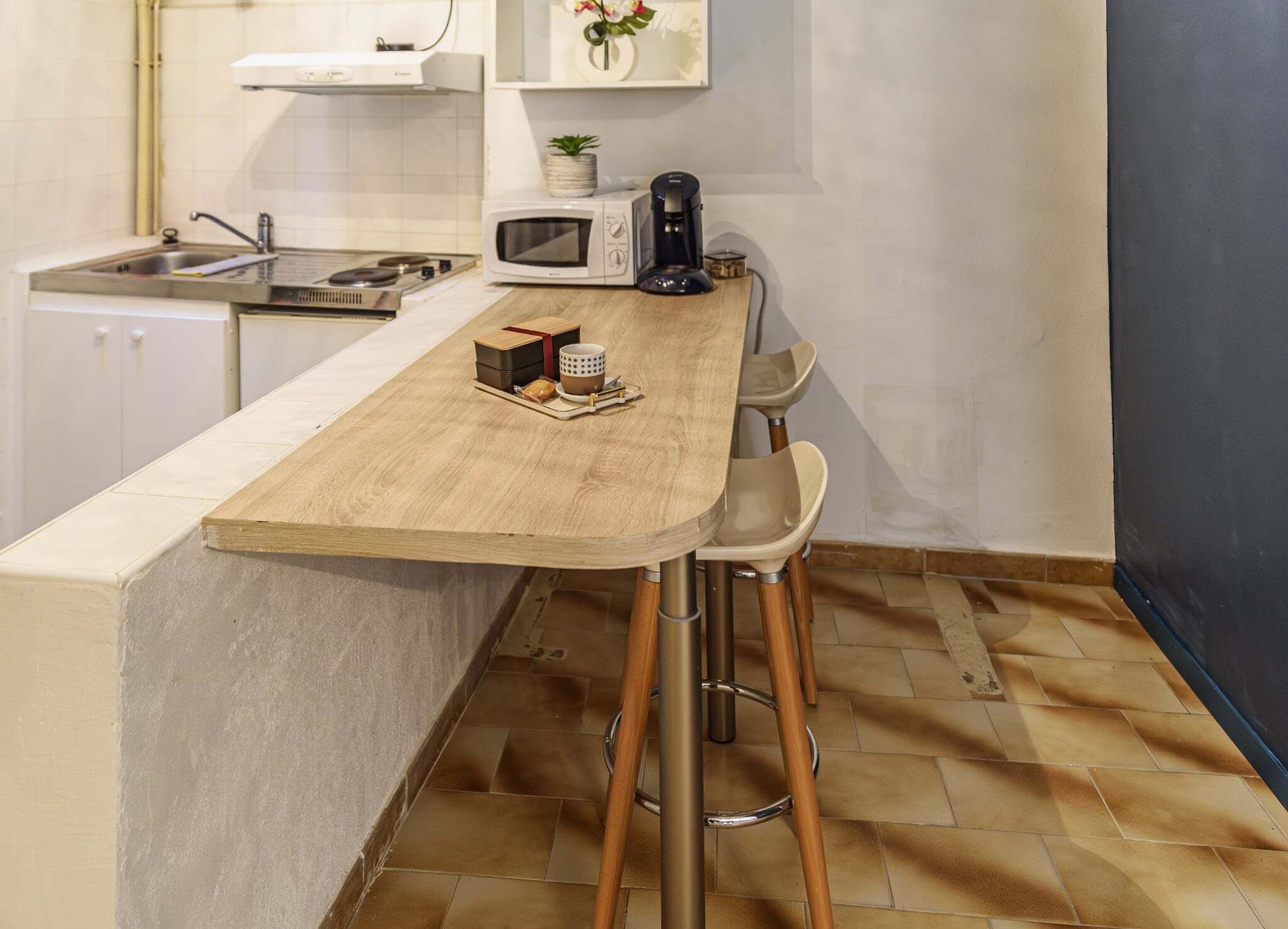 Een magnetron, een kookplaat