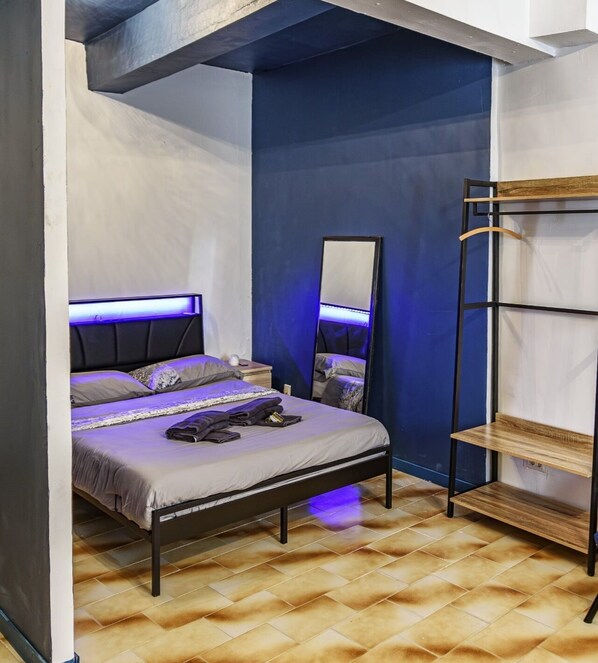 Iron/ironing board, bed sheets