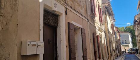 المنشأة من الخارج