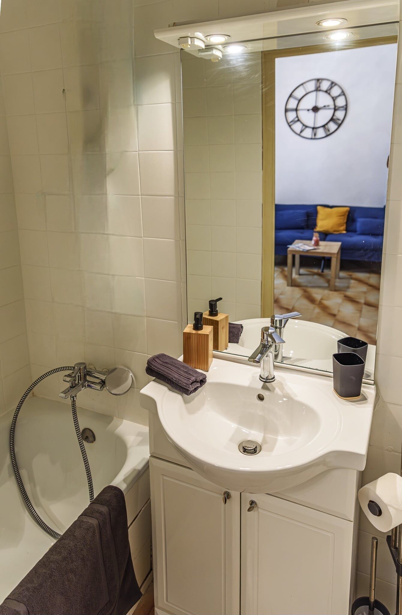 ヘアドライヤー、石鹸、シャンプー、トイレットペーパー