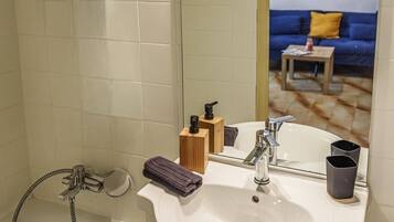 Hårtork, tvål, schampo och toalettpapper