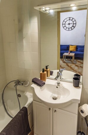 Hårtork, tvål, schampo och toalettpapper