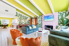 Smart TV, chimenea, videojuegos y futbolito