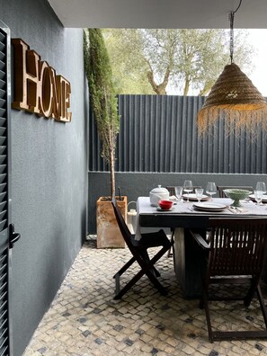 Outdoor dining - Country retreat 5 minutes from the fantastic beaches of Meco. Family Space (Setúbal)