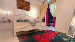 Une chambre à coucher avec un lit, une table de chevet, un miroir et une moquette à motifs floraux.