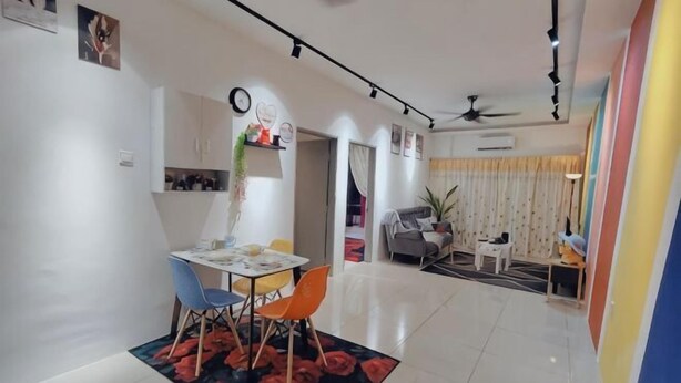 Un salon moderne avec un coin repas, un ventilateur de plafond et une grande fenêtre.
