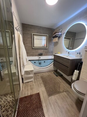 Shower, jetted bath, hair dryer, towels - Bright villa + heated pool - relaxation & immediate beach (Sainte-Maxime)